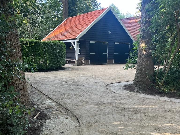 Het eindresultaat: een prachtige oprit van oude waaltjes met keien.